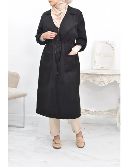 Long trench en daim élégant et classe pour femme musulmane.