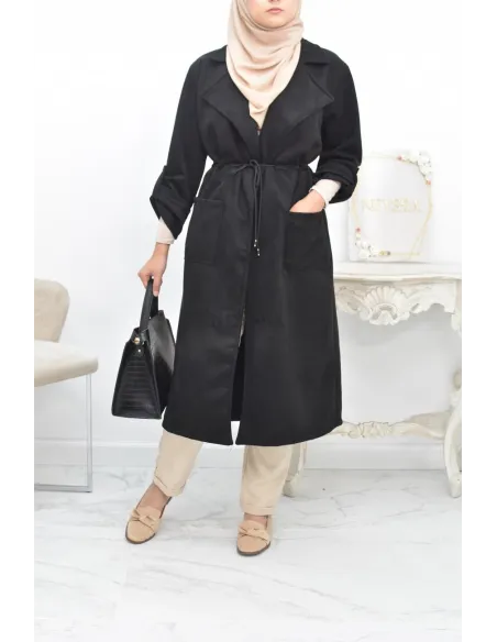 Long trench en daim élégant et classe pour femme musulmane.
