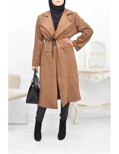 Long trench en daim élégant et classe pour femme musulmane.