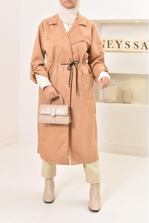 Long trench en daim élégant et classe pour femme musulmane.