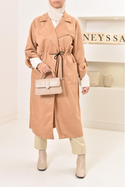 Long trench en daim élégant et classe pour femme musulmane.