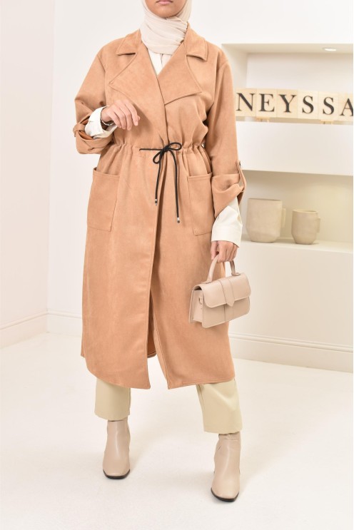 Long trench en daim élégant et classe pour femme musulmane.