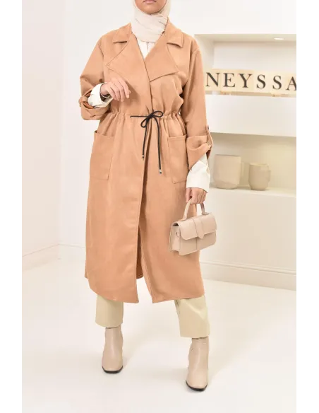 Long trench en daim élégant et classe pour femme musulmane.