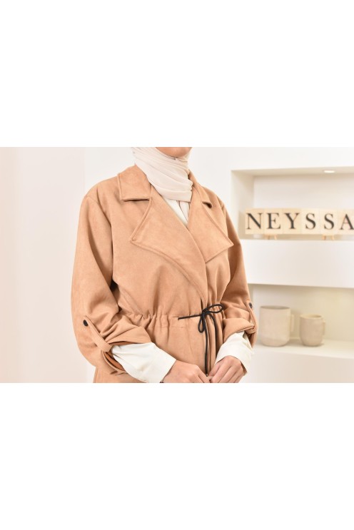 Long trench en daim élégant et classe pour femme musulmane.