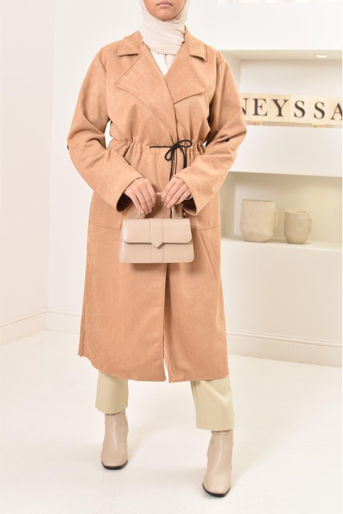Long trench en daim élégant et classe pour femme musulmane.
