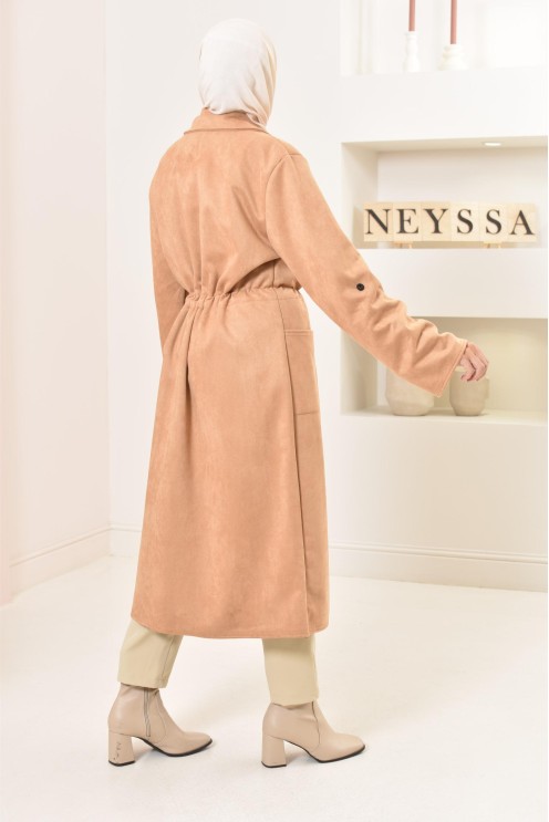 Long trench en daim élégant et classe pour femme musulmane.