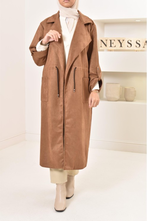 Long trench en daim élégant et classe pour femme musulmane.