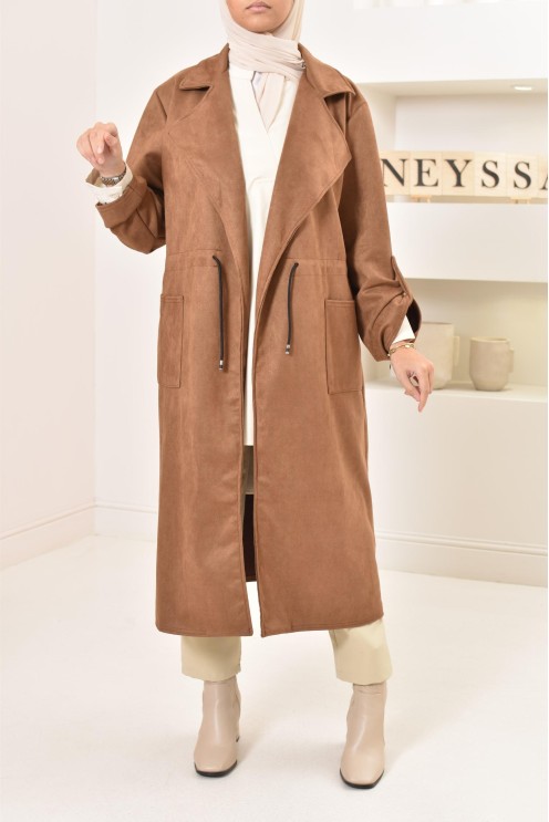Long trench en daim élégant et classe pour femme musulmane.