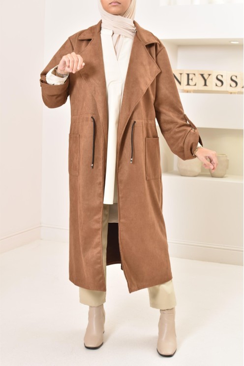Long trench en daim élégant et classe pour femme musulmane.
