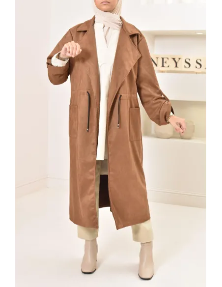 Long trench en daim élégant et classe pour femme musulmane.