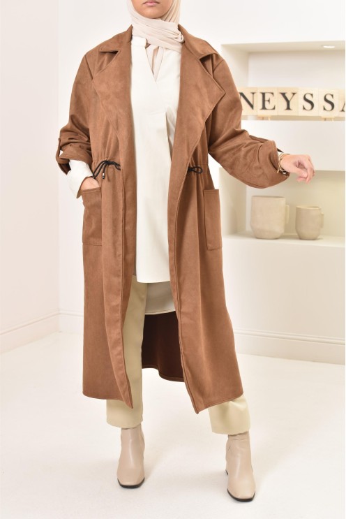 Long trench en daim élégant et classe pour femme musulmane.