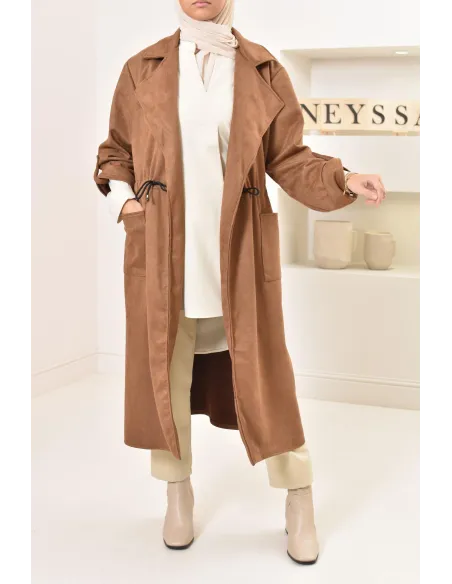 Long trench en daim élégant et classe pour femme musulmane.