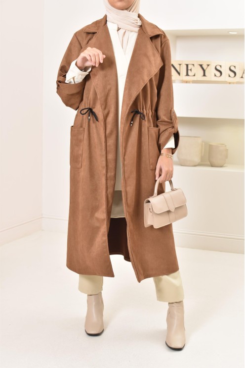 Long trench en daim élégant et classe pour femme musulmane.