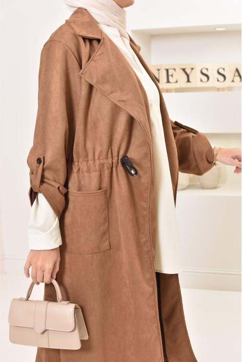 Long trench en daim élégant et classe pour femme musulmane.
