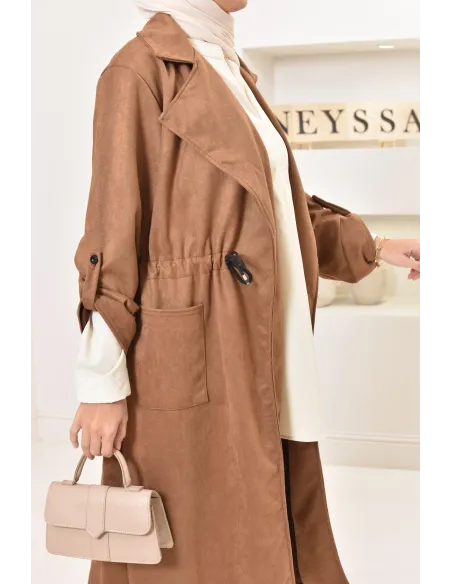 Long trench en daim élégant et classe pour femme musulmane.