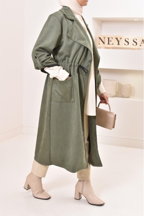 Long trench en daim élégant et classe pour femme musulmane.