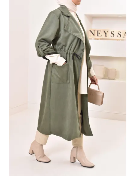 Long trench en daim élégant et classe pour femme musulmane.