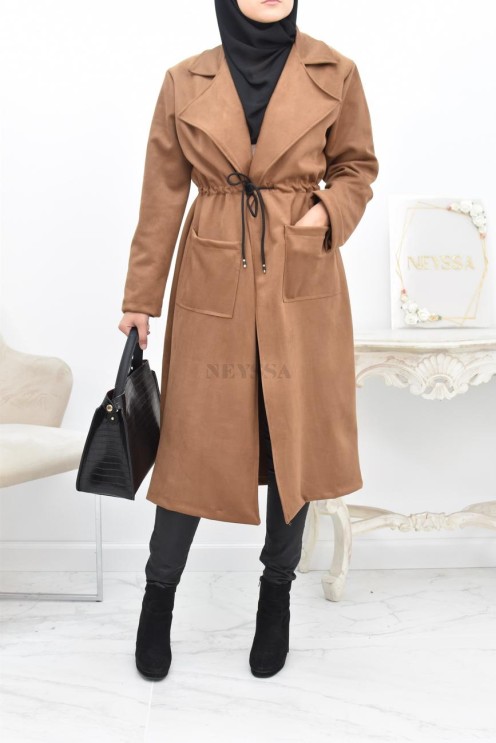 Long trench en daim élégant et classe pour femme musulmane.