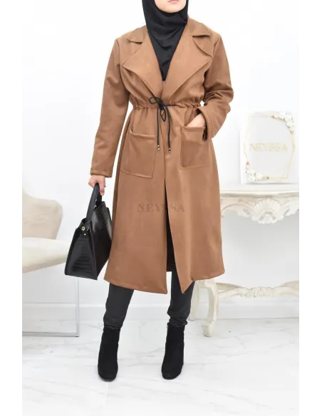 Long trench en daim élégant et classe pour femme musulmane.