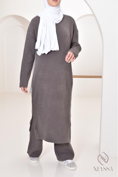 Zweiteiliges Set aus langem Pullover und Hose aus Maschenware verschleierte Frau Winter