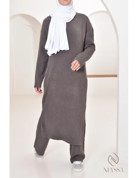 Zweiteiliges Set aus langem Pullover und Hose aus Maschenware verschleierte Frau Winter