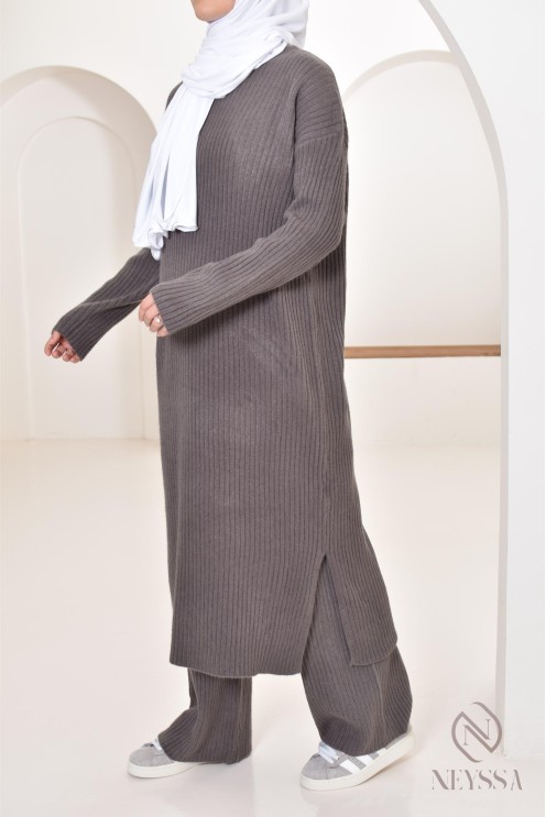 Zweiteiliges Set aus langem Pullover und Hose aus Maschenware verschleierte Frau Winter