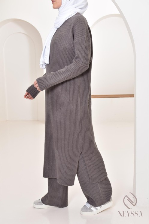 Zweiteiliges Set aus langem Pullover und Hose aus Maschenware verschleierte Frau Winter