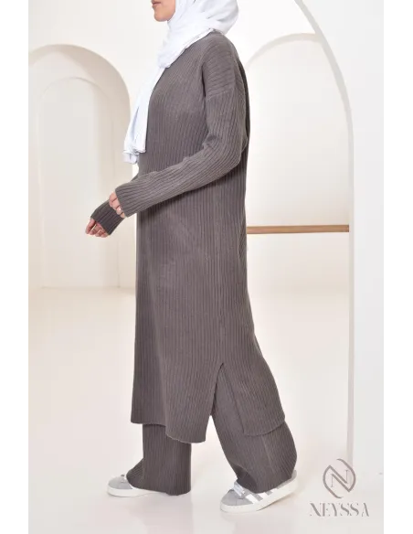 Zweiteiliges Set aus langem Pullover und Hose aus Maschenware verschleierte Frau Winter