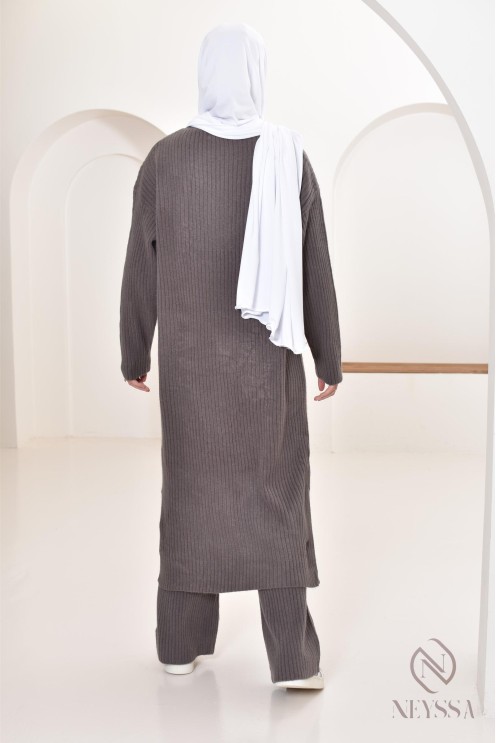 Zweiteiliges Set aus langem Pullover und Hose aus Maschenware verschleierte Frau Winter