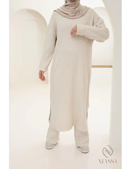 Zweiteiliges Set aus langem Pullover und Hose aus Maschenware verschleierte Frau Winter