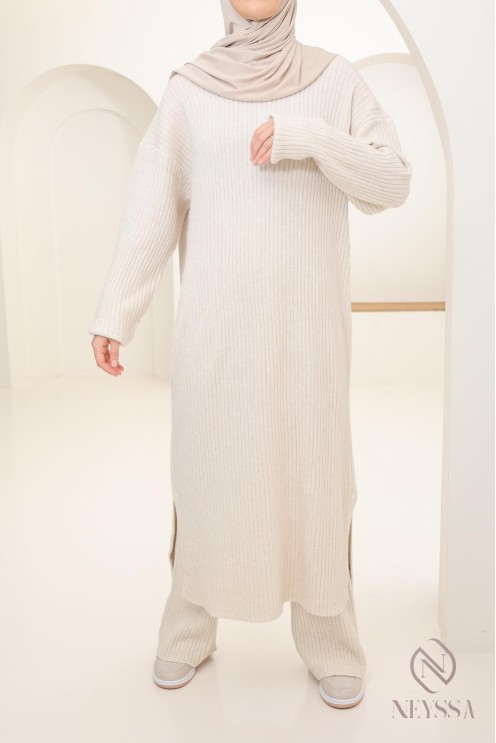 Zweiteiliges Set aus langem Pullover und Hose aus Maschenware verschleierte Frau Winter