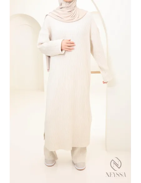 Zweiteiliges Set aus langem Pullover und Hose aus Maschenware verschleierte Frau Winter