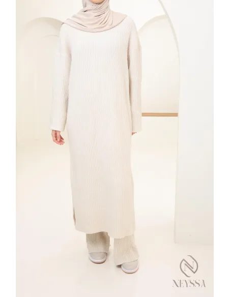 Zweiteiliges Set aus langem Pullover und Hose aus Maschenware verschleierte Frau Winter