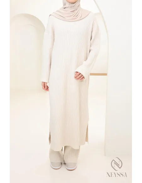 Zweiteiliges Set aus langem Pullover und Hose aus Maschenware verschleierte Frau Winter