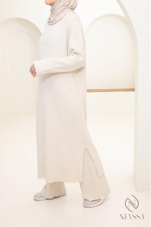 Zweiteiliges Set aus langem Pullover und Hose aus Maschenware verschleierte Frau Winter