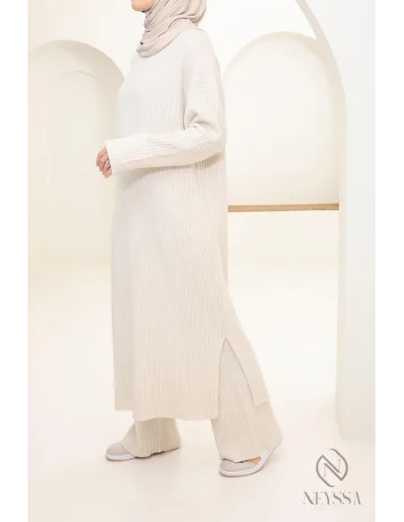 Zweiteiliges Set aus langem Pullover und Hose aus Maschenware verschleierte Frau Winter