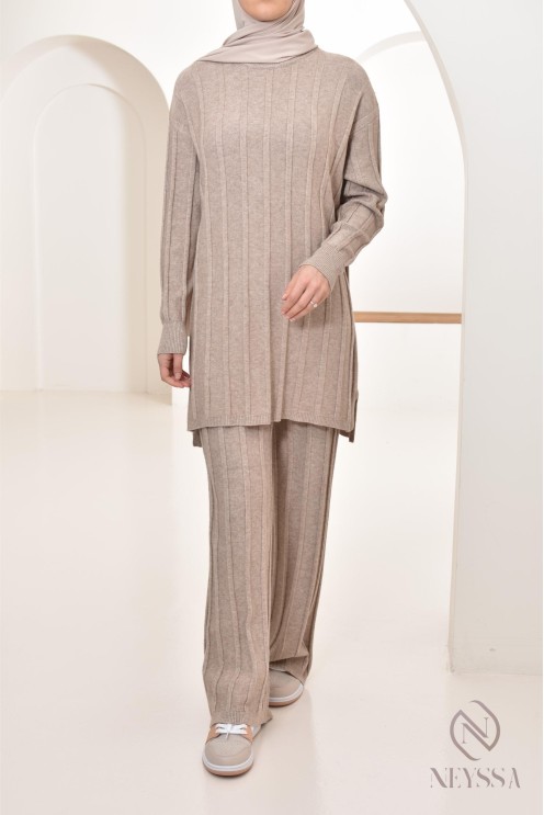 Veiled woman long tunic with wide pants set