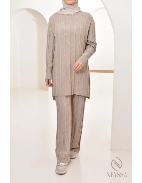 Veiled woman long tunic with wide pants set