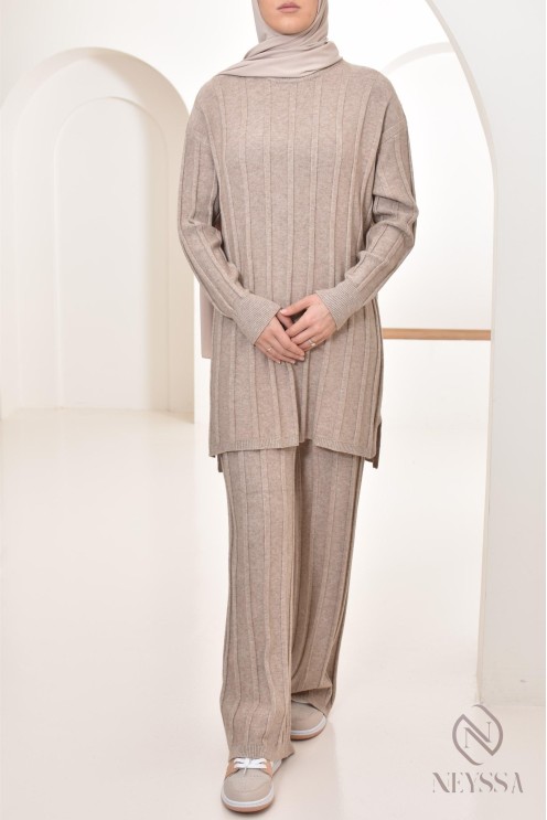Veiled woman long tunic with wide pants set
