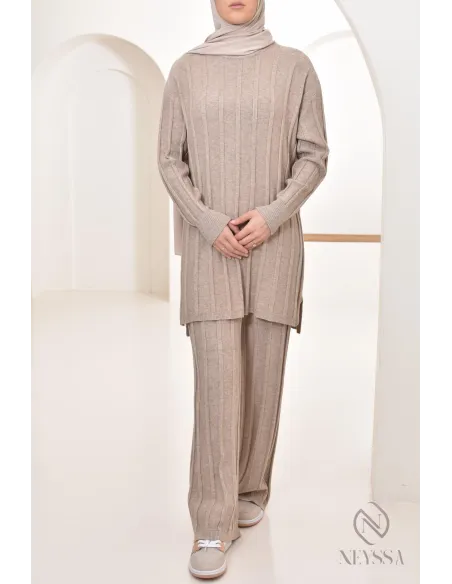 Veiled woman long tunic with wide pants set