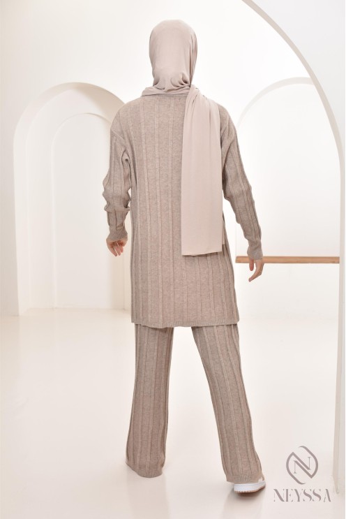 Veiled woman long tunic with wide pants set