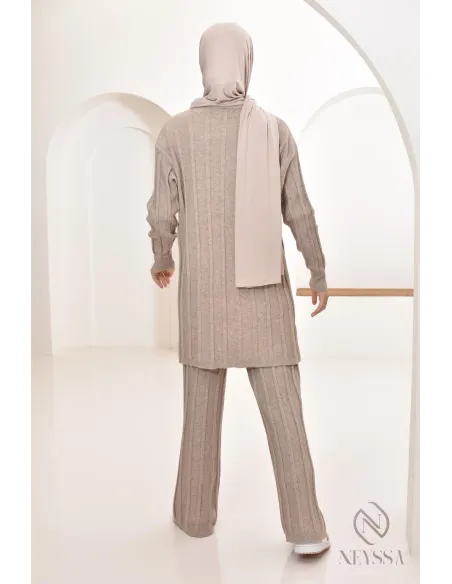 Veiled woman long tunic with wide pants set