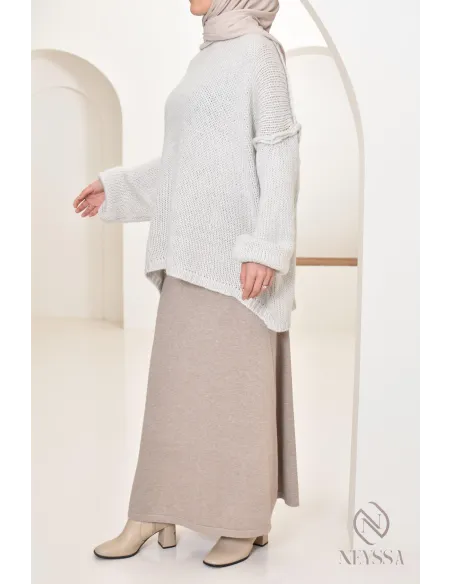 Jupe évasée en maille longue pour l'hiver, idée de look hiver hijabi