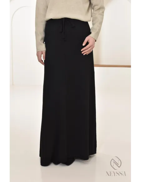 Jupe évasée en maille longue pour l'hiver, idée de look hiver hijabi