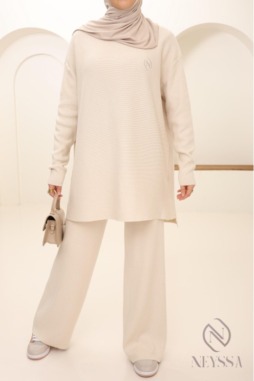 Women's beige woven hijabi set, winter 2024 look