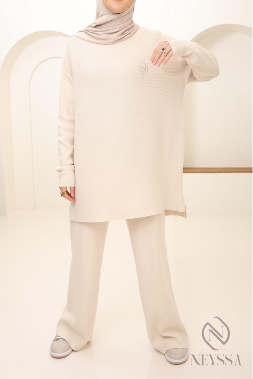 Ensemble femme maille tissée beige pour hijabi, look hiver 2024