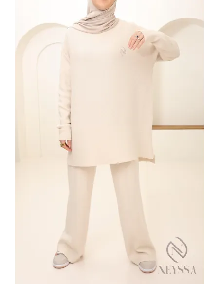 Beigefarbenes Ensemble aus gewebter Maschenware für Hijabi