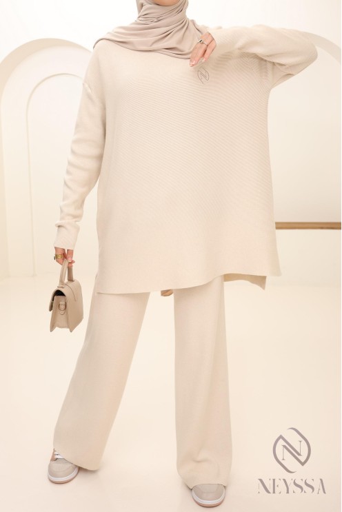 Women's beige woven hijabi set, winter 2024 look