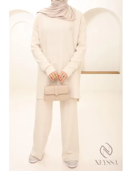 Ensemble femme maille tissée beige pour hijabi, look hiver 2024