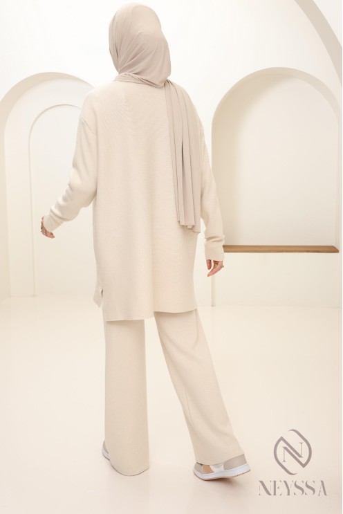 Ensemble femme maille tissée beige pour hijabi, look hiver 2024